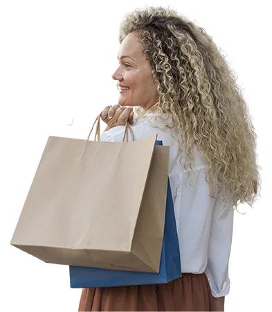 Mulher com sacos de compras papel