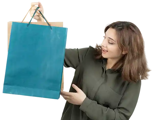 Mulher a segurar sacos de papel
