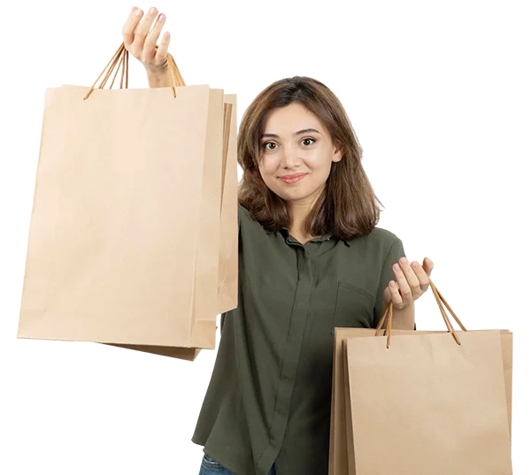 Mulher a segurar sacos de papel kraft